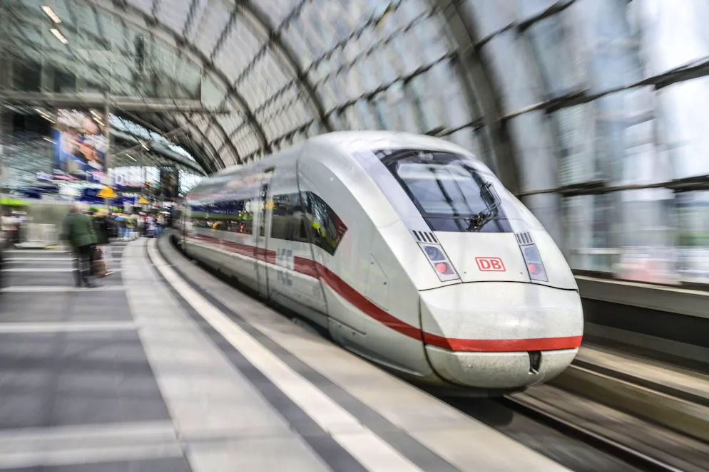 Eine Frau und ein Kind wurden am Berliner Hauptbahnhof von einem einfahrenden ICE erfasst.