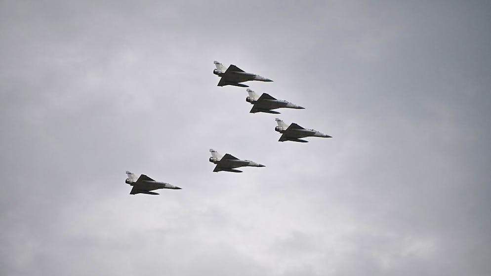 ARCHIV - Taiwanische Kampfflugzeuge bei einer Probe am Himmel über Taipeh. Foto: Johannes Neudecker/dpa