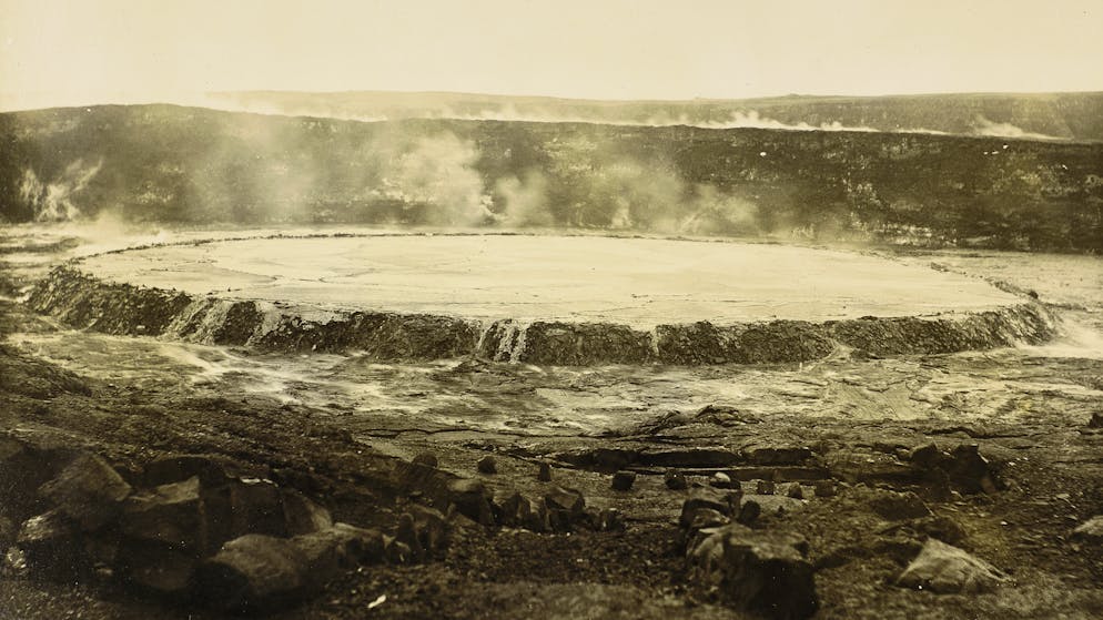 Lavasee am Vulkan Kilauea, Hawaiische Inseln (Dezember 1893). Fotografie aus der Sammlung Immanuel Friedländer.