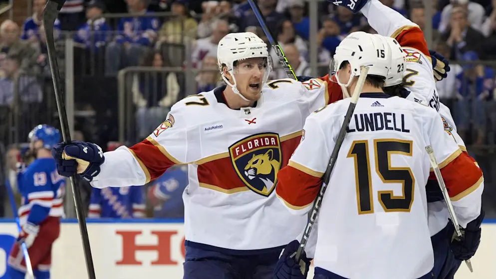 Die Spieler der Florida Panthers feiern den Auswärtssieg in New York.