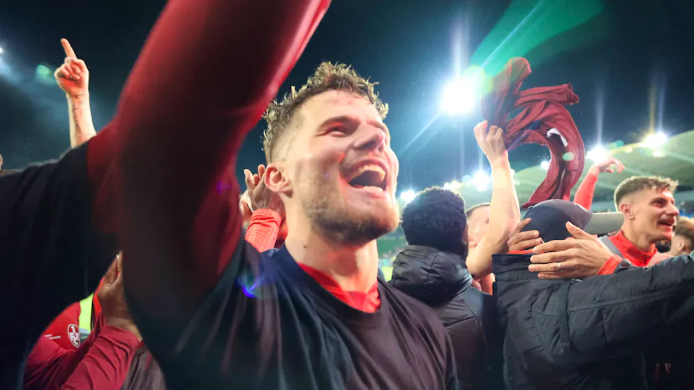 Am 2. April feiert Jan Elvedi den 2:0-Sieg über Saarbrücken und den Einzug in den Final.