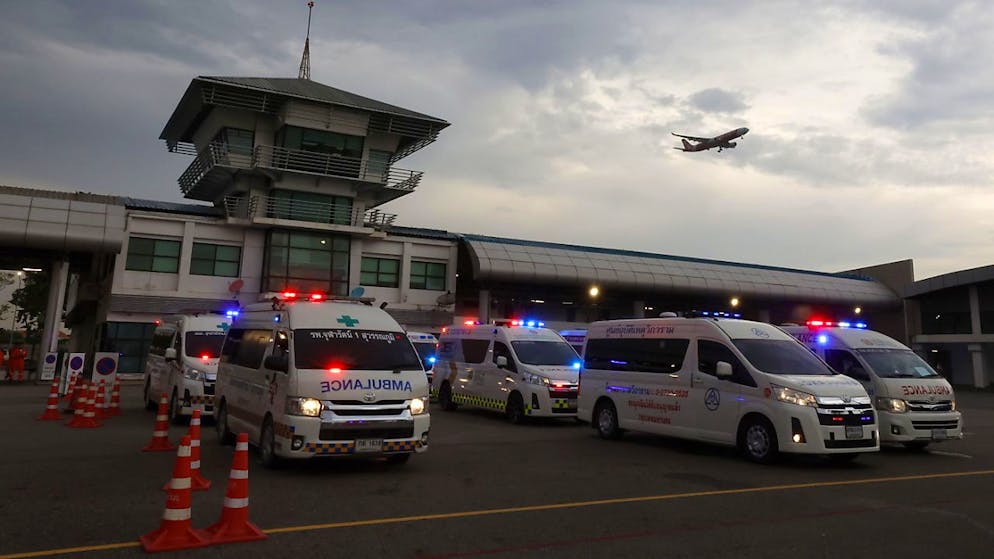 Si indaga sulle violentissime turbolenze che hanno colpito il volo della Singapore Airlines, provocando un morto.