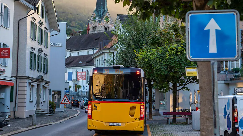 Ein Postauto an einer Haltestelle in Stans. (Archivaufnahme)