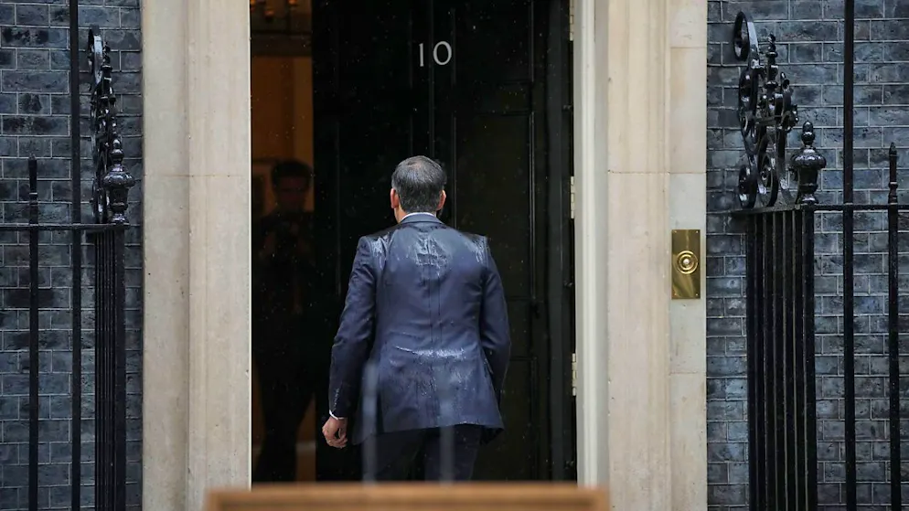 dpatopbilder - Rishi Sunak, Premierminister von Großbritannien, betritt Downing Street 10. Großbritanniens Regierung will künftigen Generationen den Zigarettenkauf verbieten - angesichts der nun angekündigten Parlamentswahl ist die Zukunft des Projekts aber offen. Foto: Kin Cheung/AP/dpa