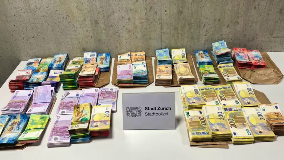 Ein Einsatz der Stadtpolizei Zürich führte zur Verhaftung von drei mutmasslichen Betrügern und Bargeld im Wert von über einer Million Franken.