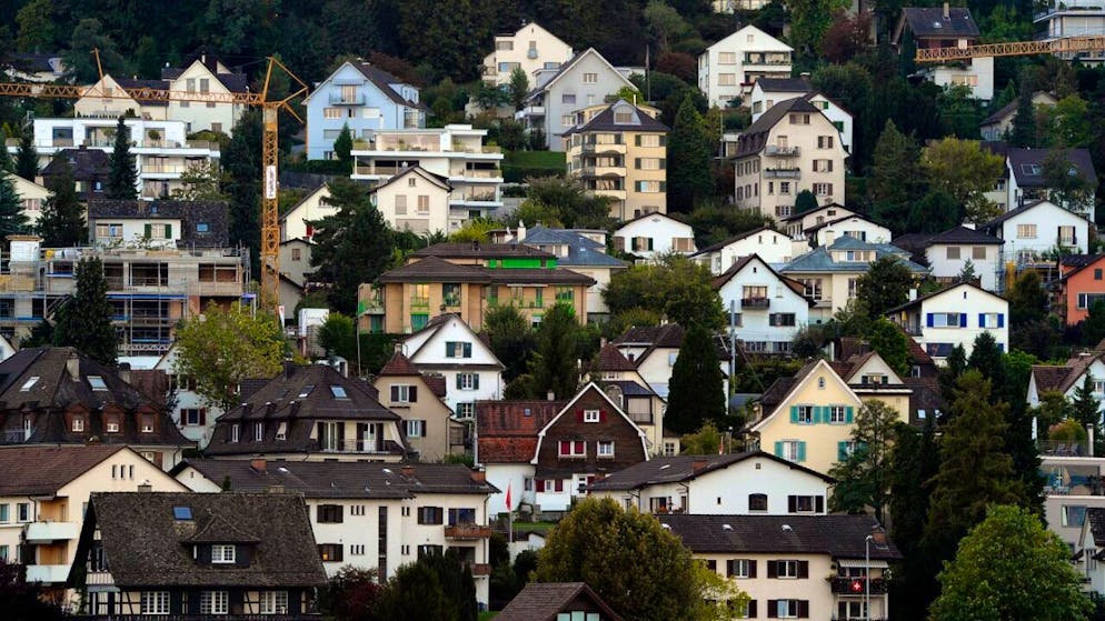 Zwar verteuert sich Wohneigentum weiter, bei den Einfamilienhäusern gingen die Preise im Vergleich zum Vorquartal hingegen leicht zurück.