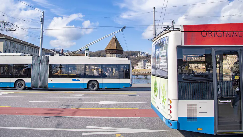Zwei VBL-Busse 2020 auf der Luzerner Seebrücke. (Archivaufnahme)