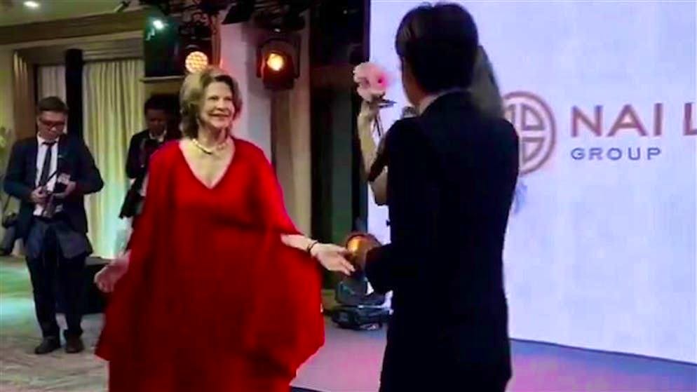 Ecco il video. L'80enne regina Silvia di Svezia si scatena sulle note di «Dancing Queen»