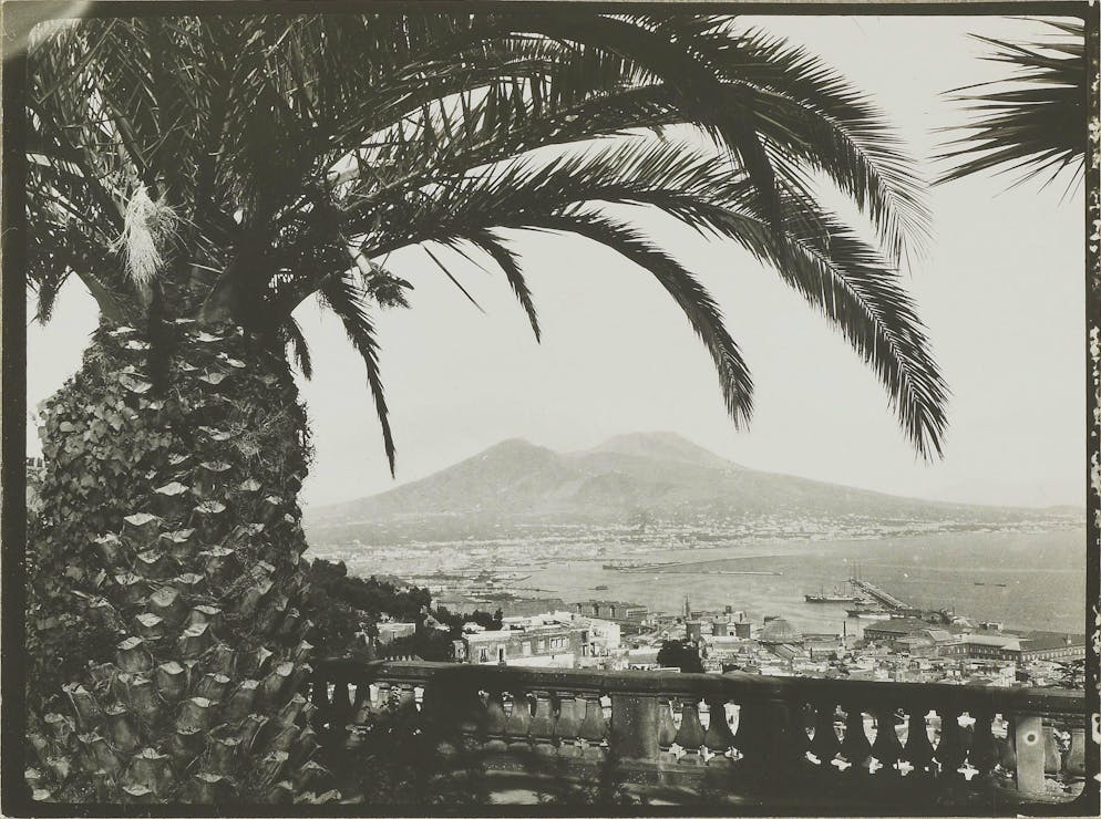 Immanuel Friedländer: Wer lebt hier denn so gefährlich?. Neapel. Blick von der Terrasse der Villa Hertha auf den Vesuv. Am ersten Januar 1914 wurde hier «in Friedländers prachtvollem Besitz», wie die Neue Zürcher Zeitung schreibt, das private Vulkaninstitut eröffnet. Namensgeberin für das Institutsgebäude ist übrigens Friedländers Gattin Hertha Meier (1930).