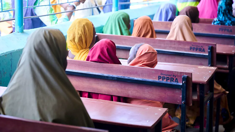 ARCHIV - Im Camp Bulumkutu in Nigeria sitzen Schülerinnen in einer Schule. Behörden im überwiegend muslimischen Norden Nigerias halten es für moralisch nicht akzeptabel, wenn junge Mädchen nicht heiraten. Foto: Annette Riedl/dpa