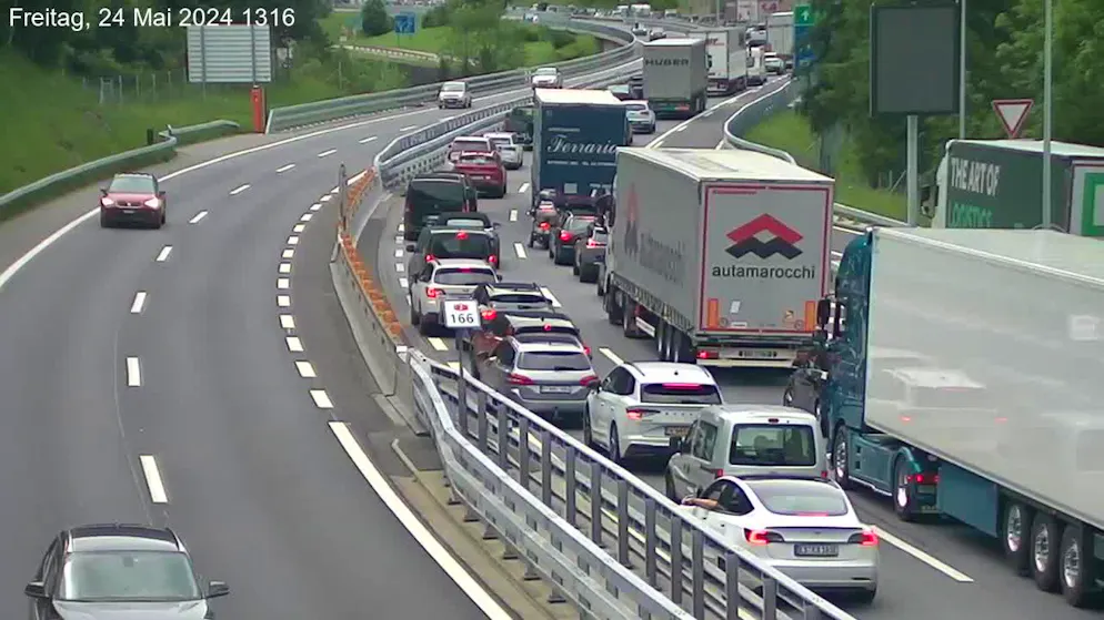 Ferien- und Fernverkehr stauen sich am Freitagnachmittag vor dem Gotthard Nordportal.