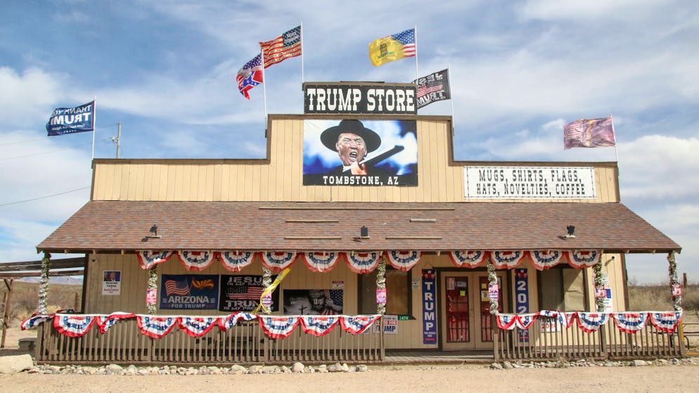 Ein Trump-Store in Arizona. Auch hier konnte Trump in den ländlichen Gegenden bei der Präsidentschaftswahl 2020 die meisten Stimmen sammeln. Die grösseren Städte gingen dagegen an Biden. 