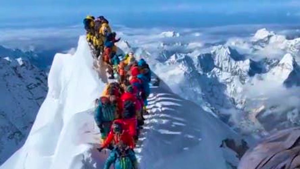 Ingorgo in vetta. Si rompe il cornicione di neve in cima all'Everest, gli alpinisti precipitano in profondità