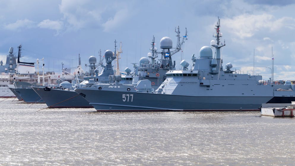 Russlands Baltische Flotte vor Anker in Kronstadt.