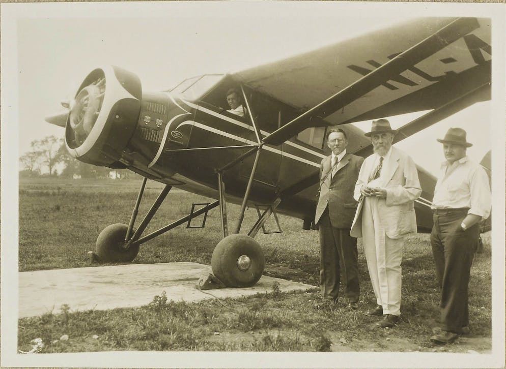 Immanuel Friedländer: Wer lebt hier denn so gefährlich?. Auf einem Flugfeld bei Chicago: Friedländer auf einer seiner vielen Reisen mit dem Schweizer Geologen Arnold Heim (links im Bild), Sohn von Albert Heim, der wiederum Friedländers Mentor an der Universität Zürich war (1933).