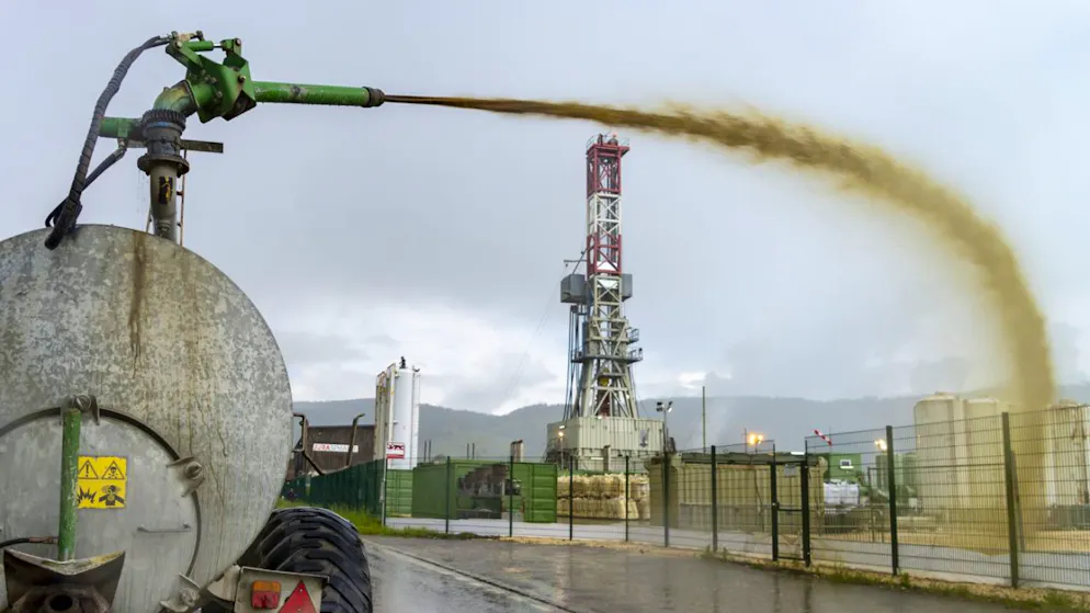 Gegner eines Geothermie-Projekts in Haute-Sorne JU bringen Gülle auf das Areal der Baustelle aus.