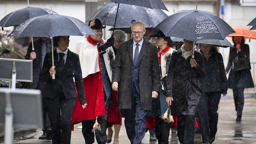 Il Cancelliere della Confederazione Viktor Rossi e le consigliere federali Elisabeth Baume-Schneider e Karin Keller-Sutter oggi a Berna mentre si recano alla cerimonia di commiato dall'ex vicecancelliere André Simonazzi