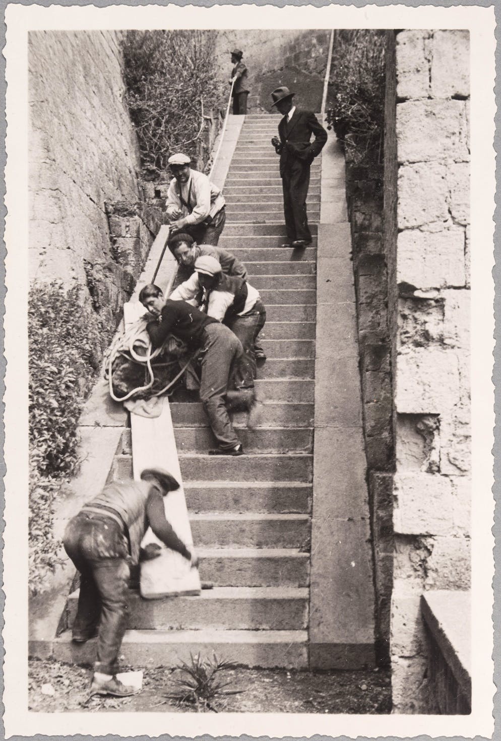 Immanuel Friedländer: Wer lebt hier denn so gefährlich?. Friedländers Mitarbeiter transportieren die sogenannte «Ischia-Bomba» ins vulkanische Institut in Neapel.