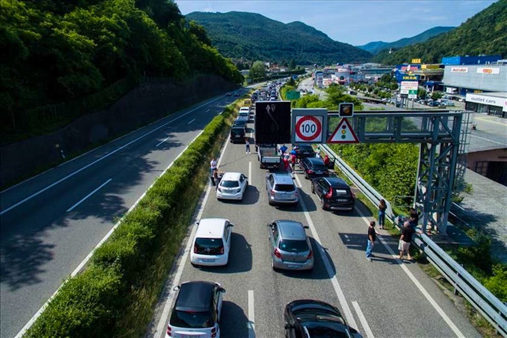 Auto in coda davanti alla galleria del San Salvatore