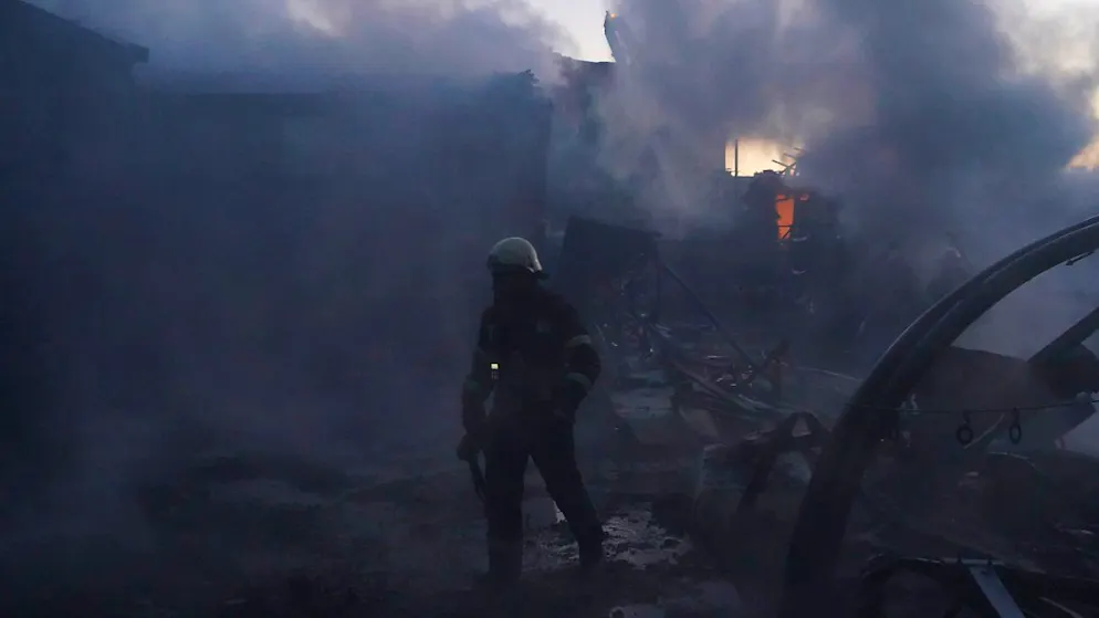 dpatopbilder - Feuerwehrleute in Charkiw versuchen nach einem Treffer durch russischen Granatenbeschuss das Feuer zu löschen. Foto: Andrii Marienko/AP/dpa