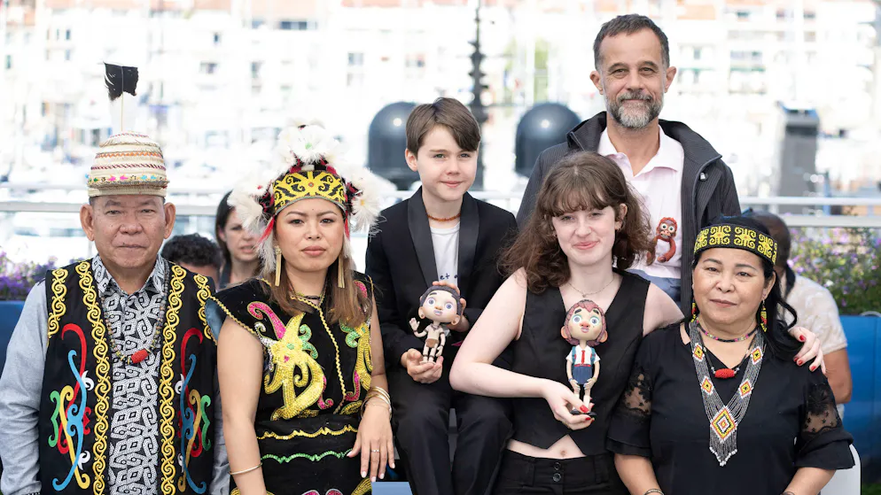 «Sauvages»: Schweizer Animationsfiguren verzaubern Cannes. In Cannes tauchte Claude Barras (zweiter von rechts) mitsamt Figuren und seiner Besetzung auf.