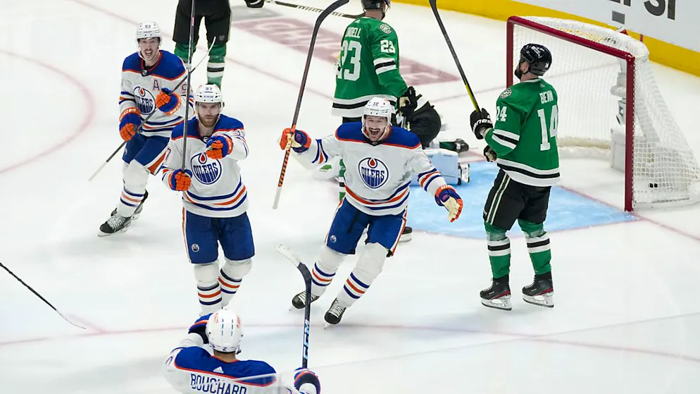 Die Edmonton Oilers feiern Connor McDavids Siegtreffer in der Verlängerung.