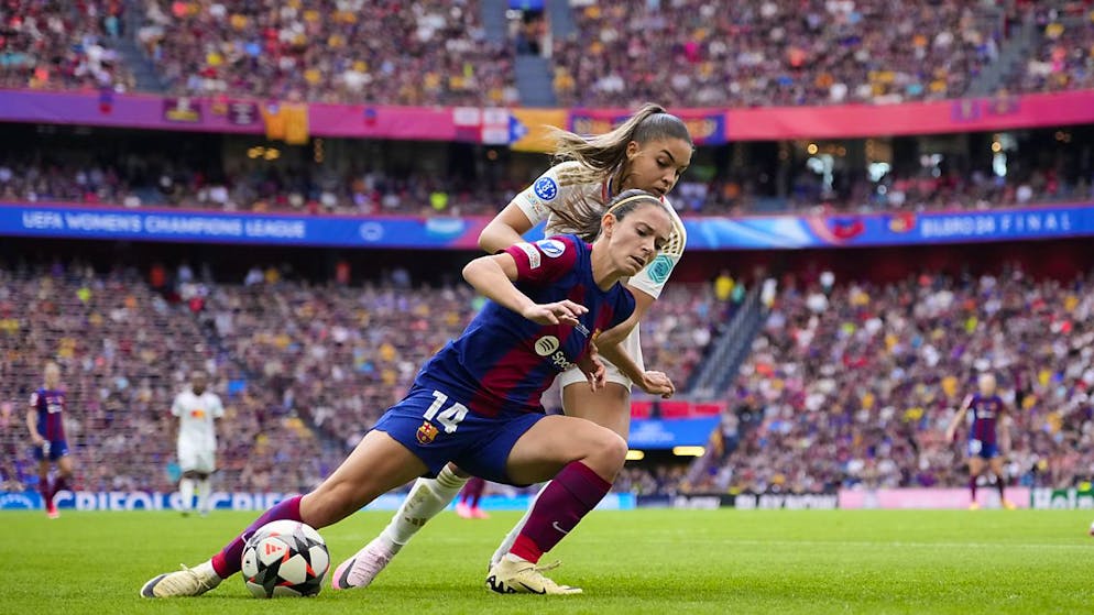 Barças Torschützin Aitana Bonmati im Duell mit Lyons Delphine Cascarino