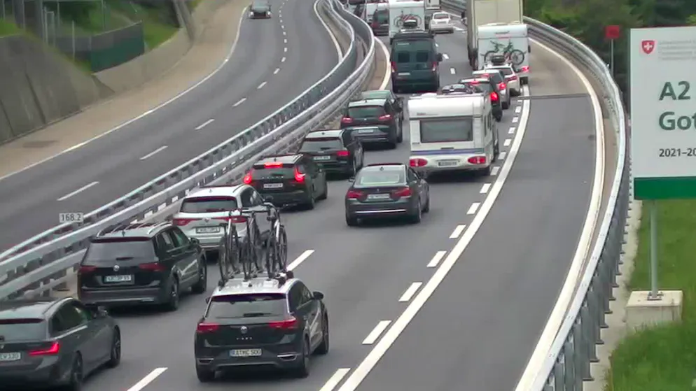 Geduldsprobe im Oberen Reusstal: Gemäss aktueller Verkehrsmeldung staut sich der Verkehr vor dem Gotthard-Nordportal auf 12 Kilometern.