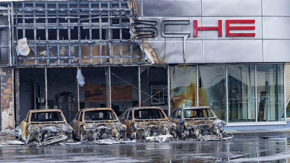 Das neue Symbolbild der zu Frankreich gehörenden Südseeinsel: Dutzende Autos sind im Zuge der Unruhen in Flammen aufgegangen. Macrons Besuch hat die Lage nicht beruhigt. 