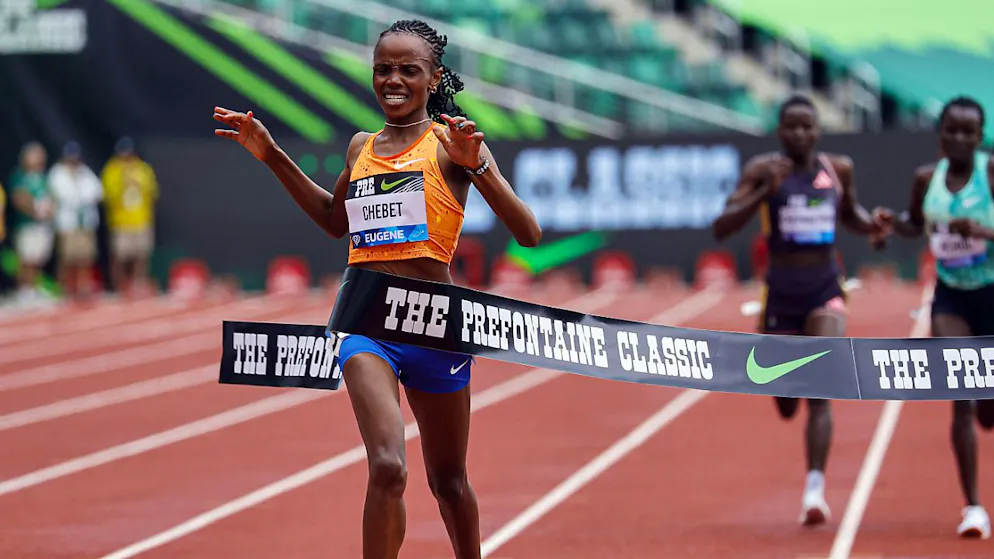 Beatrice Chebet läuft bei ihrem Weltrekordlauf mit drei Tempomacherinnen ins Ziel