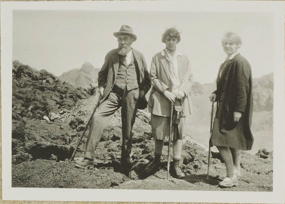 Immanuel Friedländer: Wer lebt hier denn so gefährlich?. Gut zu Fuss: Der Vulkanologe am Krater des Vesuvs. Bei den beiden Damen zur rechten könnte es sich um zwei seiner drei Töchter handeln, die einen Grossteil ihrer Jugend in Neapel verbrachten (Mai 1928).