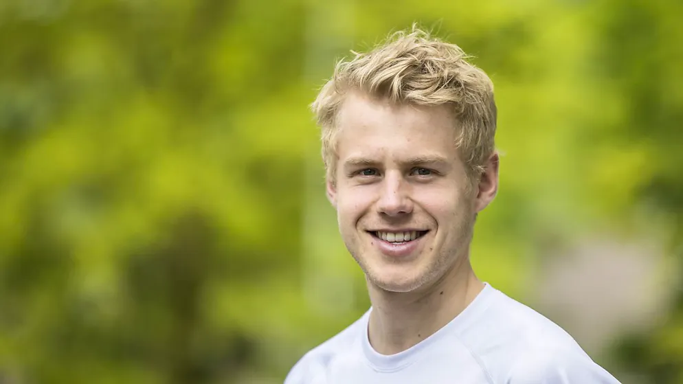 Der 27-jährige Berner Joey Hadorn setzt sich im Final des K.o.-Sprints in Olten knapp vor dem Schweden Jonatan Gustafsson durch