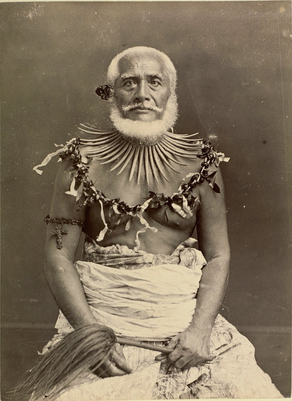 Immanuel Friedländer: Wer lebt hier denn so gefährlich?. Nicht nur geologische Formationen: Zu Friedländers fotografischem Repertoire zählen auch Porträtaufnahmen wie hier von einem Hawaiianer, den er auf einer Exkursion 1893 ablichtete …