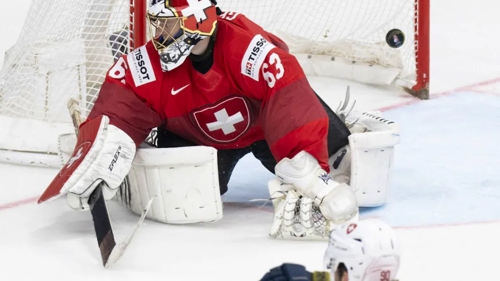 Die Entscheidung: Leonardo Genoni kann in der 50. Minute gegen David Pastrnak nicht retten