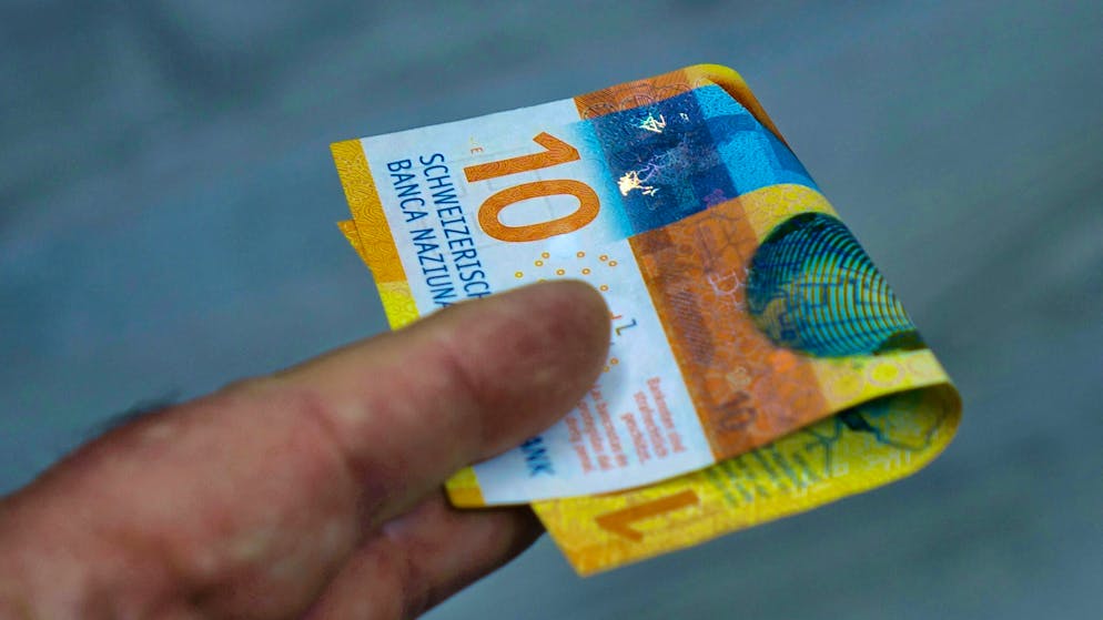 Un influencer ha lasciato cadere 24.000 franchi in banconote da dieci sulle rive del lago di Zurigo. Un ragazzo di 12 anni è stato gravemente ferito con un coltello.