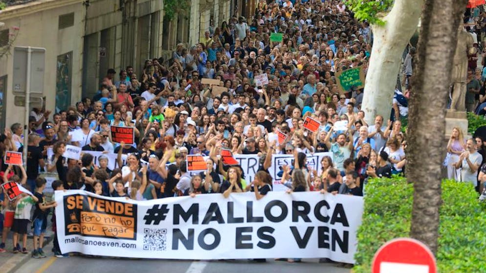 Tausende haben auf Mallorca gegen Massentourismus protestiert. Unter dem Motto «Sagen wir basta!» versammelten sich die Menschen am Samstagabend im Zentrum der Inselhauptstadt Palma.