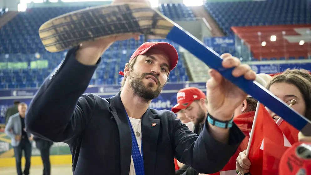 Die Silbermedaille der Schweizer glänzt noch nicht richtig - Gallery. Roman Josi schreibt Autogramme