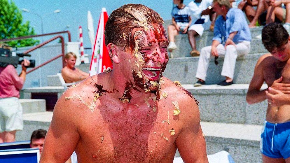 Paul Gascoigne «mumifiziert» sich vor einem Spiel gegen Ägypten.