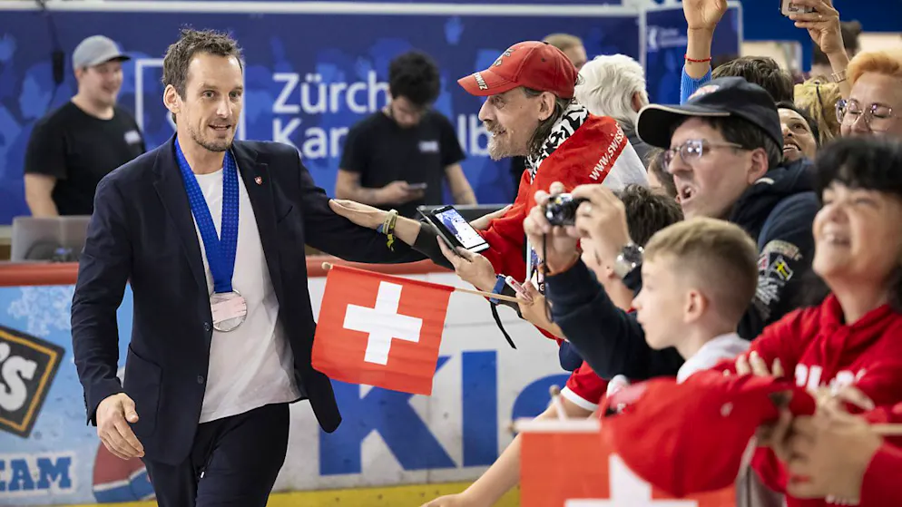 Die Silbermedaille der Schweizer glänzt noch nicht richtig - Gallery. Nationalcoach Patrick Fischer sucht die Nähe zu den Fans