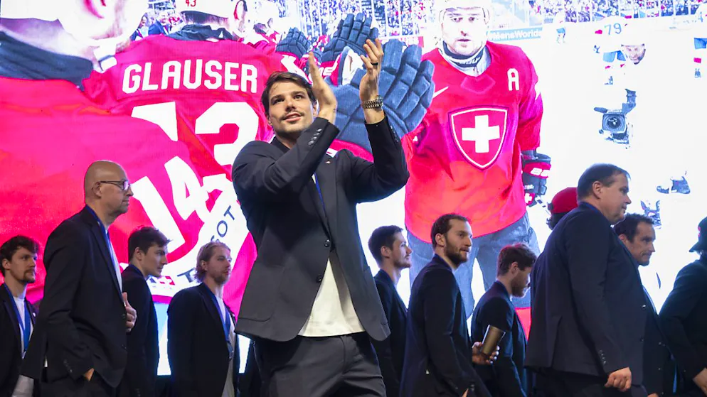 Die Silbermedaille der Schweizer glänzt noch nicht richtig - Gallery. Enttäuscht, aber auch dankbar: Kevin Fiala bedankt sich für den Support der Fans