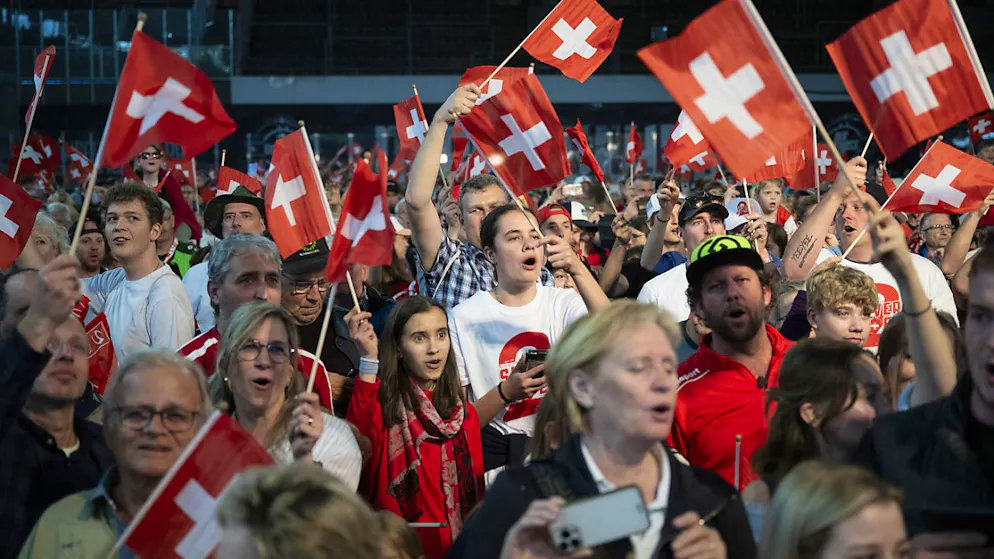 Die Silbermedaille der Schweizer glänzt noch nicht richtig - Gallery. Rund 2000 Fans sind trotz der Final-Niederlage gegen Tschechien ins Stadion gekommen