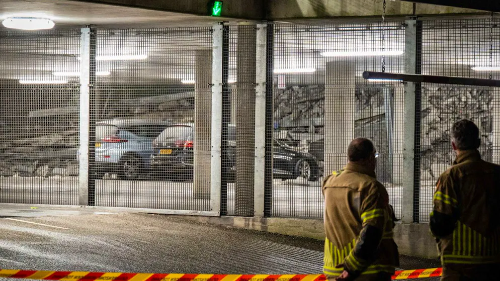 Einsatzkräfte begutachten die Trümmer in der Parkgarage in der niederländischen Stadt Nieuwegein. (26. Mai 2024)