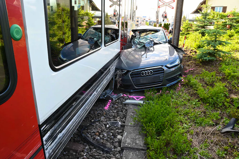 Das Auto wurde mitgeschleift und eingeklemmt