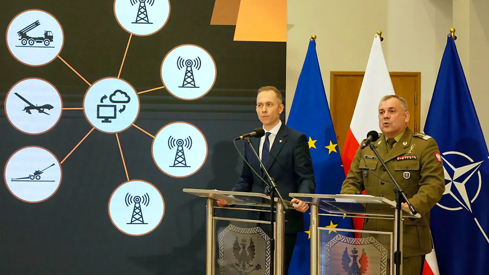 Der stellvertretende Verteidigungsminister Cezary Tomczyk (l) und SGWP-Chef General Wieslaw Kukula (r) sprechen bei der Vorstellung des Nationalen Verteidigungs- und Abschreckungsplans «Schild Ost» im Hauptquartier des Generalstabs. Das Programm sieht Investitionen an den östlichen und nördlichen Grenzen, Befestigungen und Geländeveränderungen vor, um die Mobilität eines möglichen Angreifers zu behindern. Foto: Czarek Sokolowski/AP/dpa