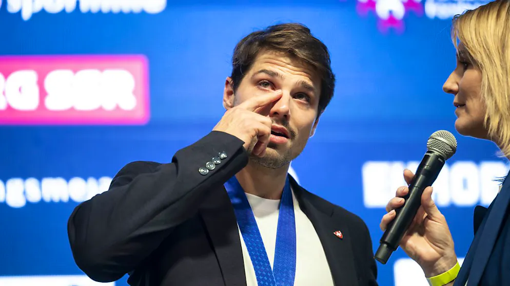 Die Silbermedaille der Schweizer glänzt noch nicht richtig - Gallery. Noch überwiegt die Enttäuschung: Kevin Fiala wird beim Empfang der Schweizer Nationalmannschaft in Kloten von den Emotionen übermannt