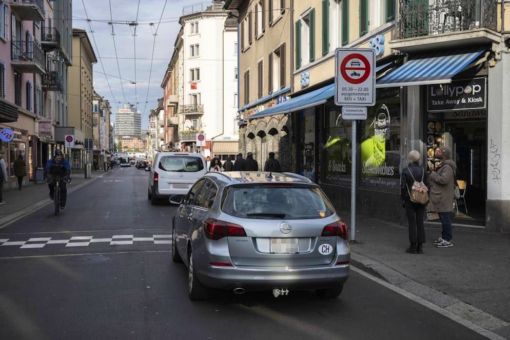 Hier ist tagsüber eigentlich Schluss: Tausende Lenklende fahren in der Langstrasse jeden Monat in die Falle.