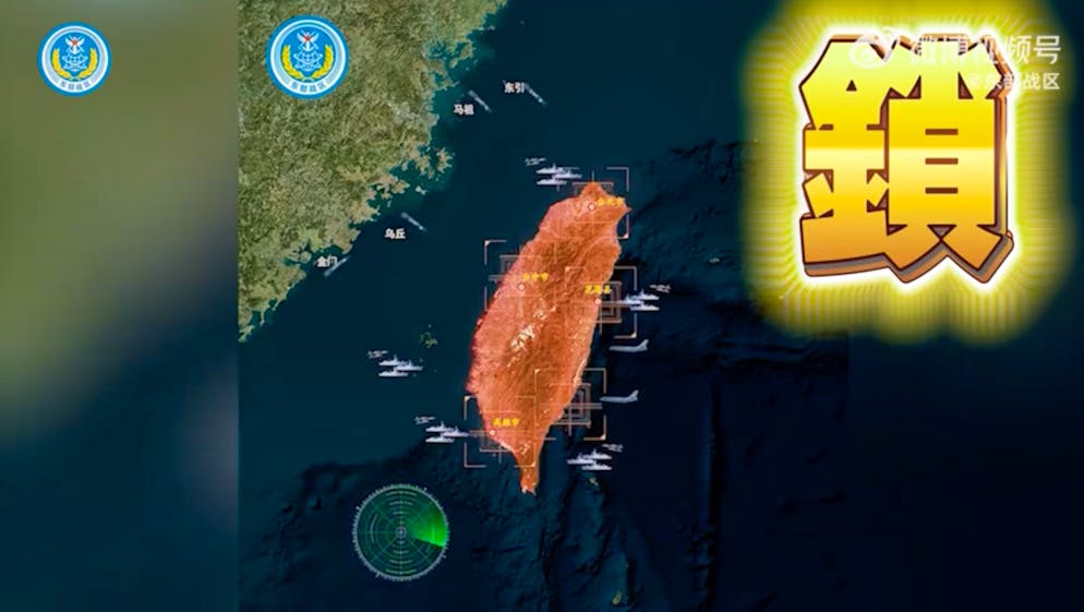 Screenshot aus einem chinesischen Weibo-Video: Marineschiffe riegeln Taiwan, unterstützt von der Luftwaffe, ab.