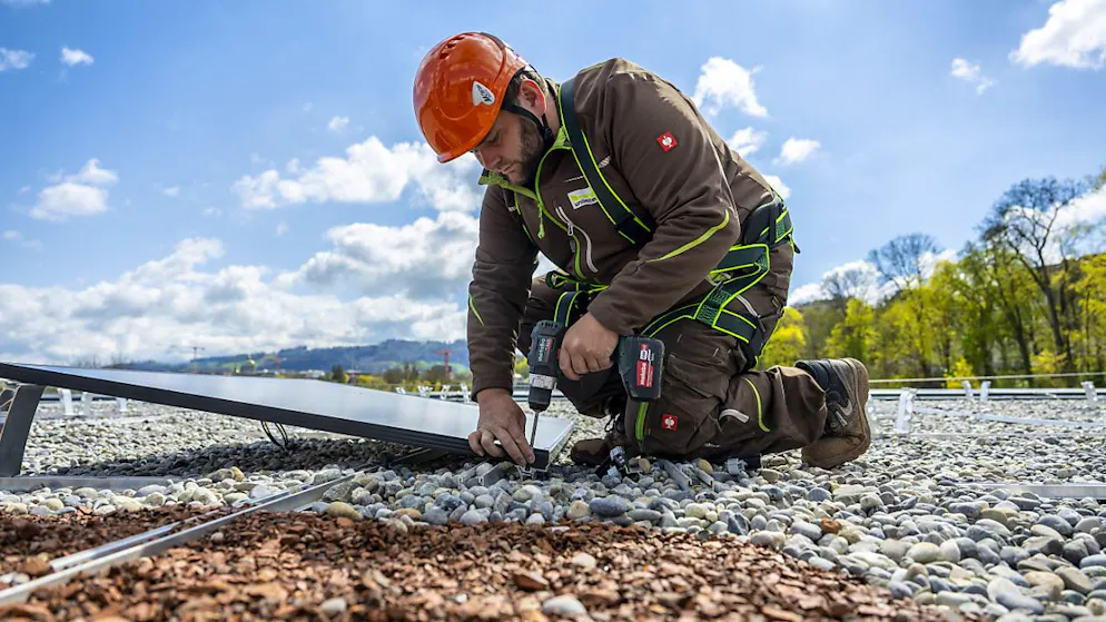 Der Bau von Solarzellen macht sich bereits in der Rechnung von Stadtwerk Winterthur bemerkbar. Es verkauft weniger Strom. (Symbolbild)