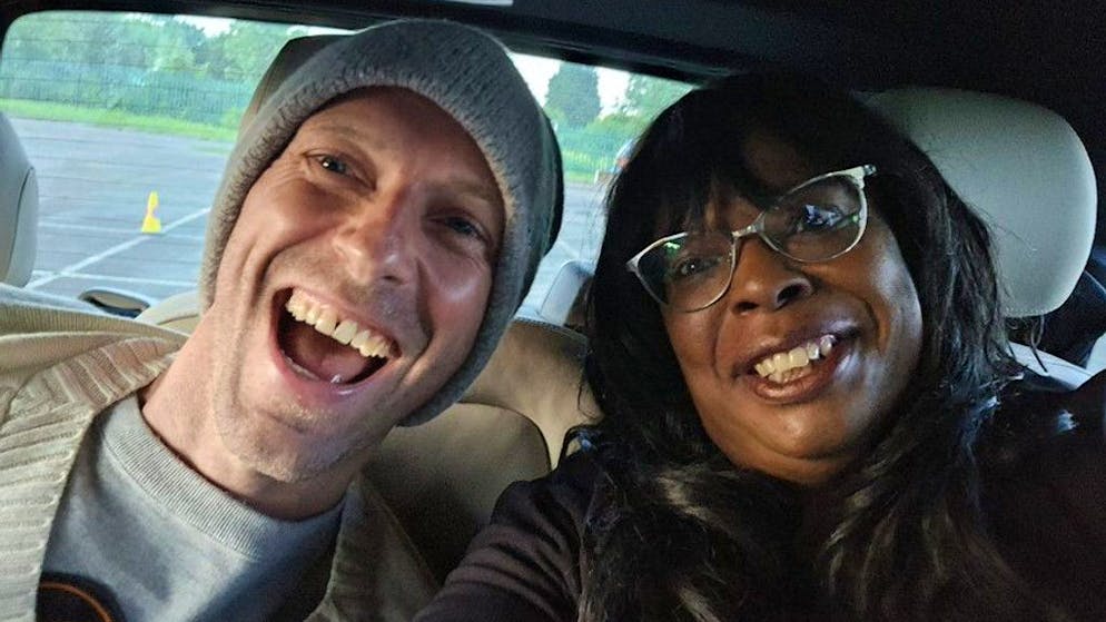 L'ha vista in difficoltà. Chris Martin offre un passaggio a una fan con difficolta motorie: «Ha realizzato il mio sogno»