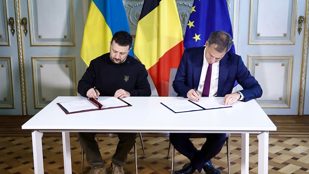 Il presidente ucraino Volodymyr Zelensky (a sinistra) e il premier belga Alexander De Croo hanno firmato oggi a Bruxelles un accordo bilaterale sulla sicurezza e il sostegno a lungo termine.